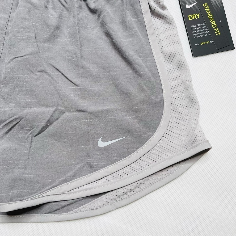 Nike | Women’s Runnings Shorts - Picture 3 of 4